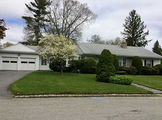 29 Miantonomo Dr, Warwick, RI 02888