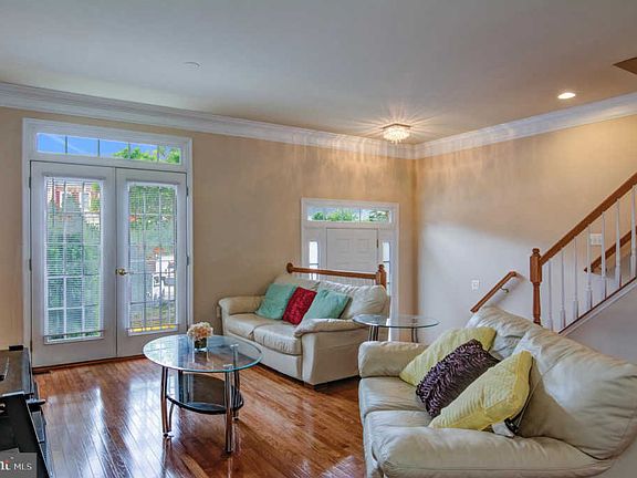 3rd image of 4687 Carisbrooke Ln