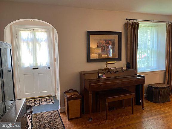 4th image of 2371 Greenwich St