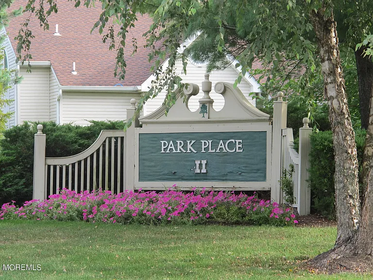 104 Des Moines Ct — Photo 1
