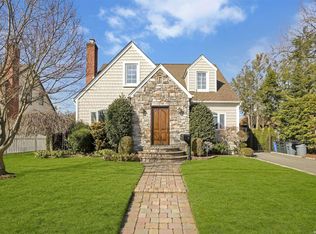 74 Custer Ave, Williston Park, NY