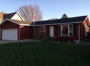 120 W Howard St, Manchester, IA 52057