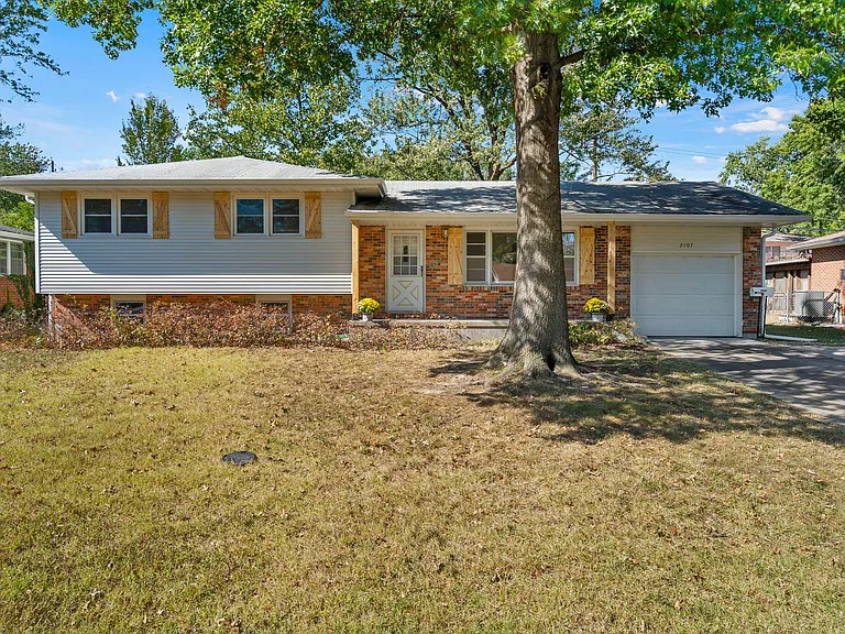2107 Garden Dr — Photo 1