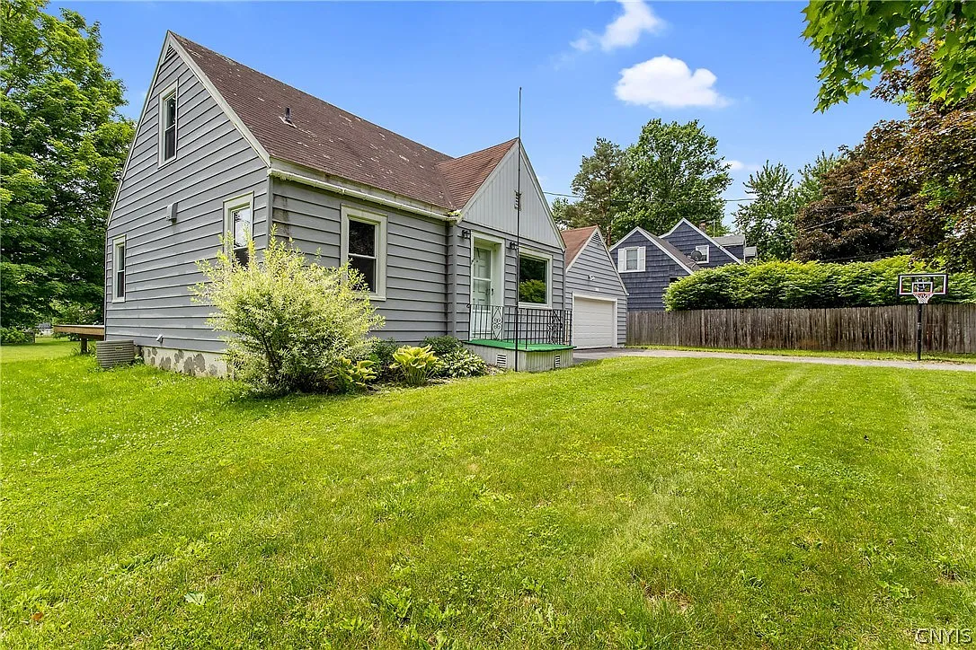 3 bed, 1.0 bath, 1215 sqft, $2,500 — Photo 3