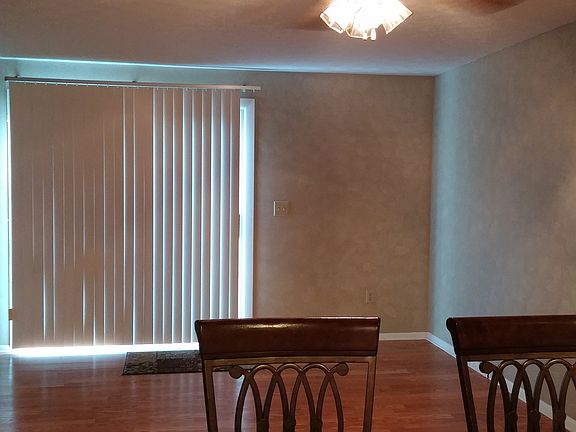Living room 16'6 x 15'5"