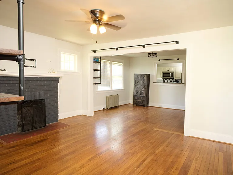 2801 Kenwood Ave — Photo 2