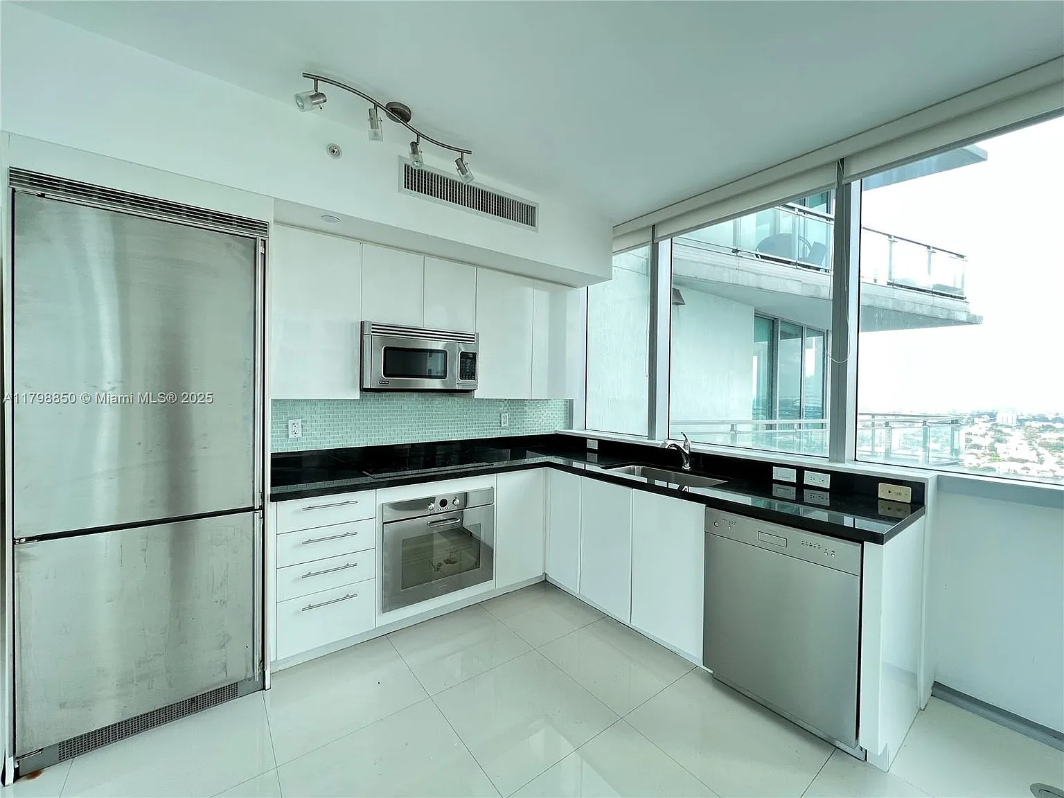 2 bed, 2.5 bath, 1389 sqft, $3,995 — Photo 4