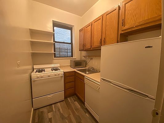 3rd image of 1240 Lexington Ave APT 31