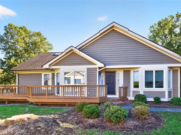 1111 Hillsboro Cove Cir, Webster, NY 14580