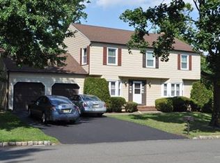 4 Wind Ridge Dr, North Caldwell, NJ 07006