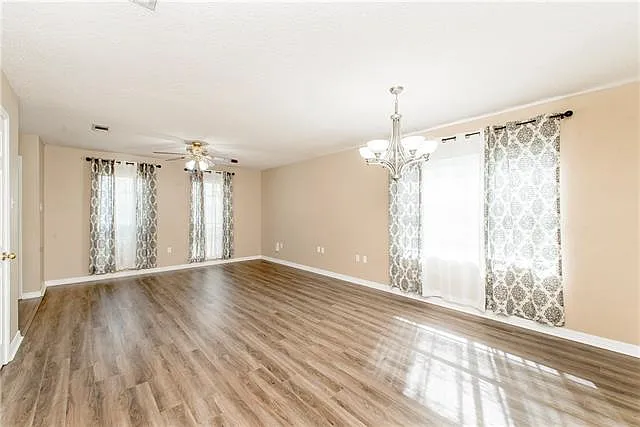 119 Larchwood Dr — Photo 3