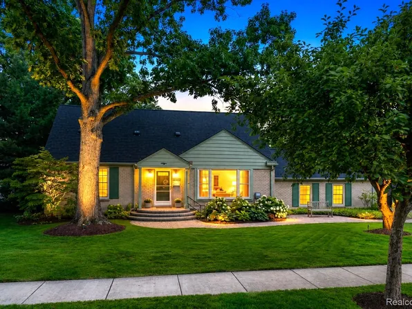 32312 Arlington Dr, Beverly Hills, MI 48025