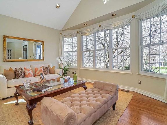 3rd image of 12 Whispering Woods Dr
