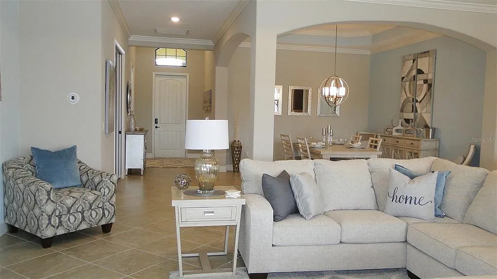 3 bed, 2.0 bath, 2006 sqft, $6,000 — Photo 3