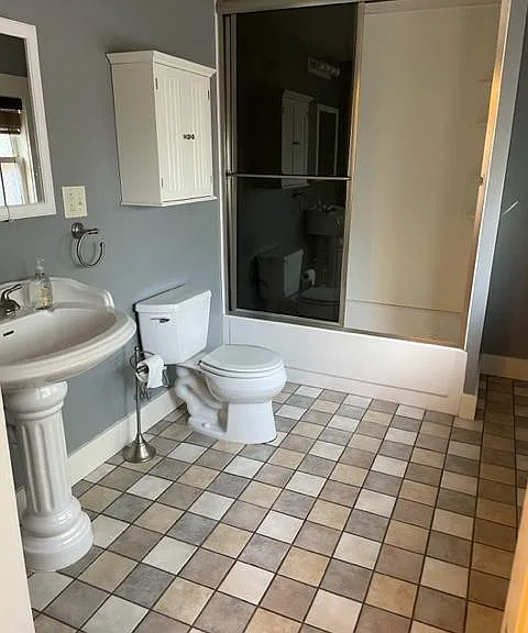 Downstairs bathroom (shower and tub)