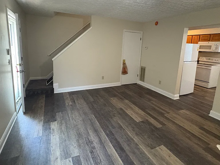 2415 Glenmawr Ave — Photo 11