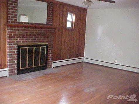 204 Randolph Street living room