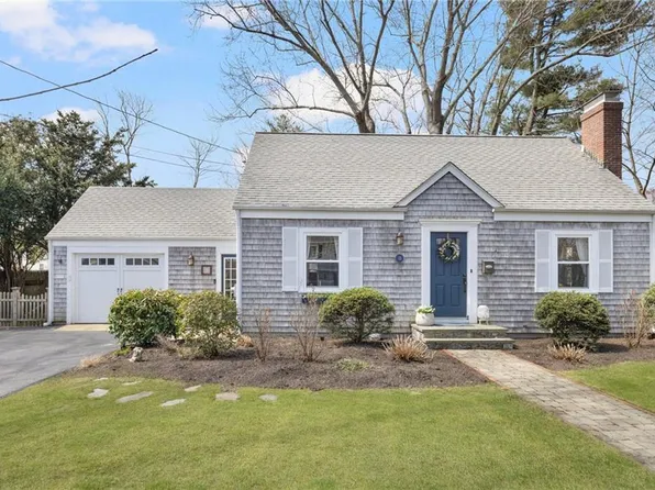 13 Roberta Dr, Barrington, RI 02806