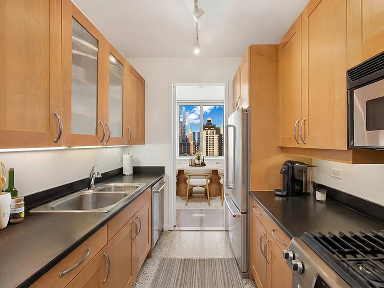 401 E 60th St #33B — Photo 4