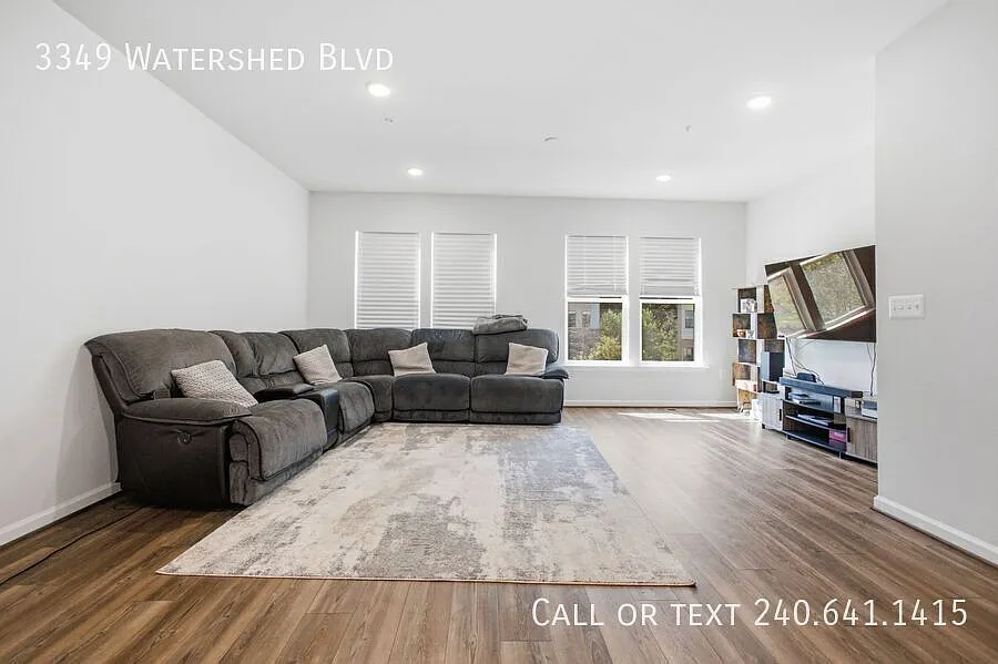 Beautiful 3 BR/2 Full BA & 2 Half BA Townhome in Laurel! — Photo 2