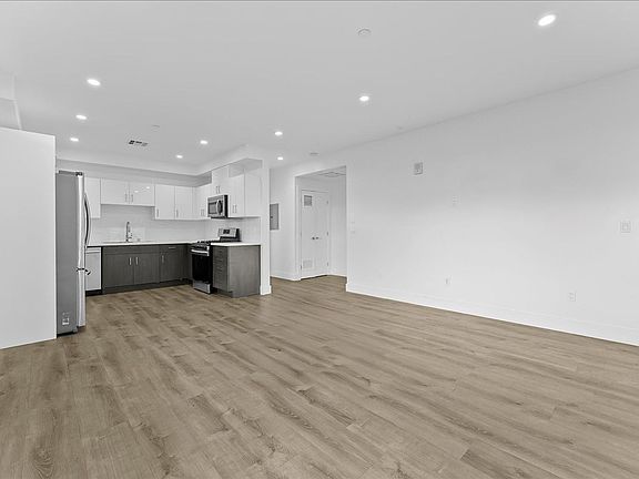 4th image of 563 N Hoover St #2