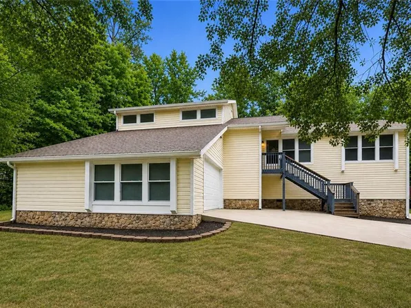 1920 Oakleaf Ln, Lithia Springs, GA 30122