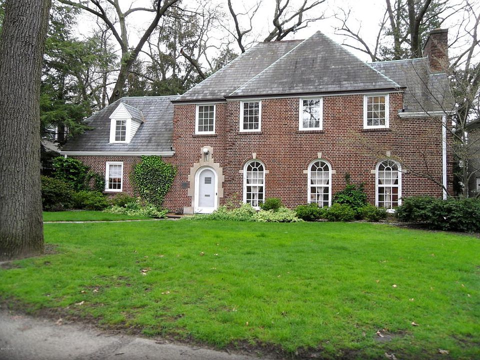 1st image of 940 Gladstone Dr SE