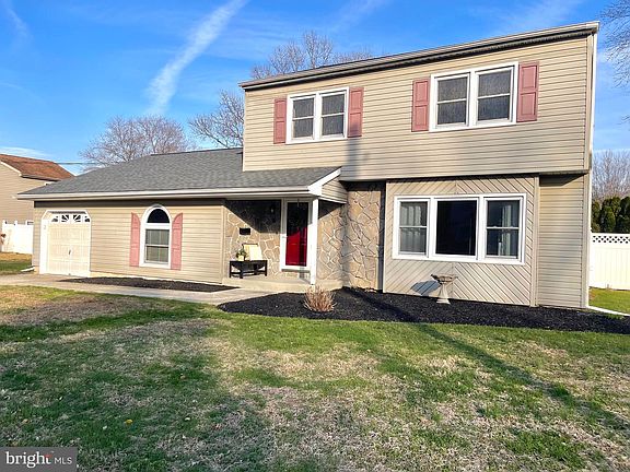 2nd image of 5 Fenwick Ln