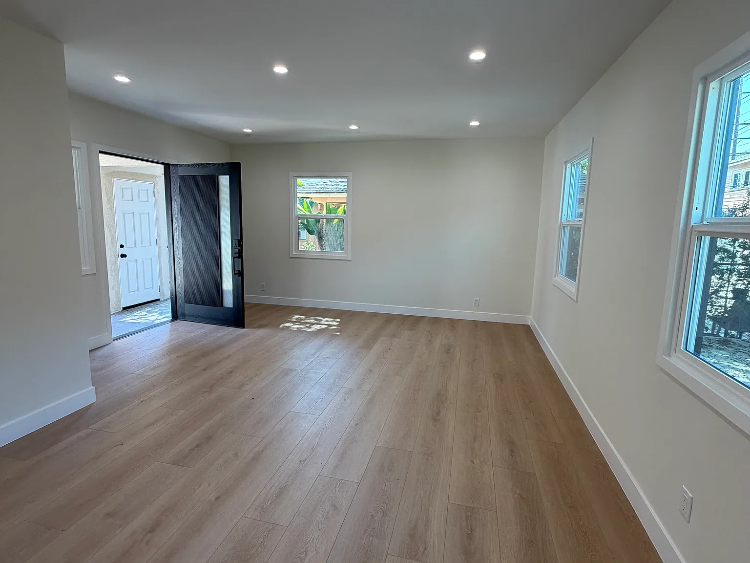 1215 N Verdugo Rd — Photo 3