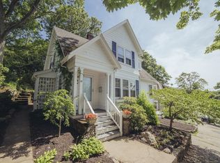 25 Banks Ter, Swampscott, MA 01907