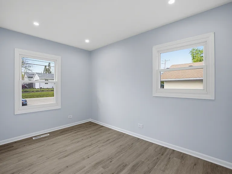 915 Mayfield Dr — Photo 15