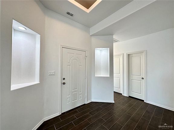 4th image of 410 Gonzalez Dr