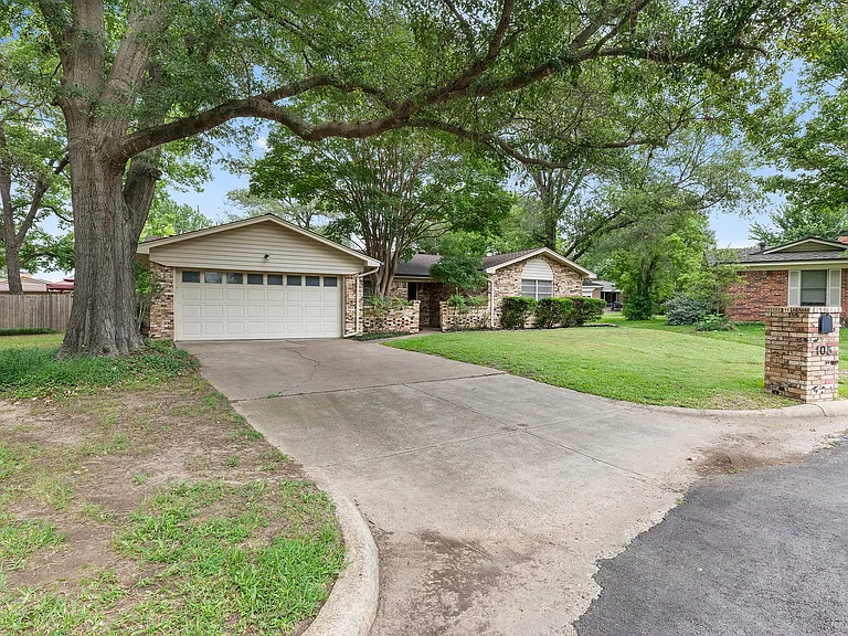 105 Wisteria Ct — Photo 1