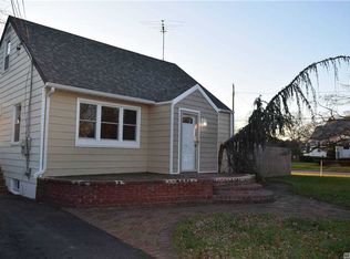 95 N Greene Ave, Lindenhurst, NY