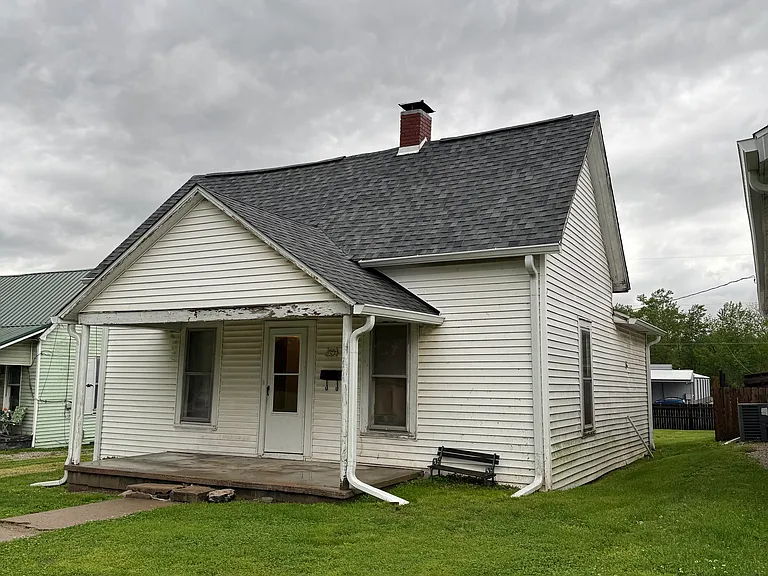 564 S Court St — Photo 2