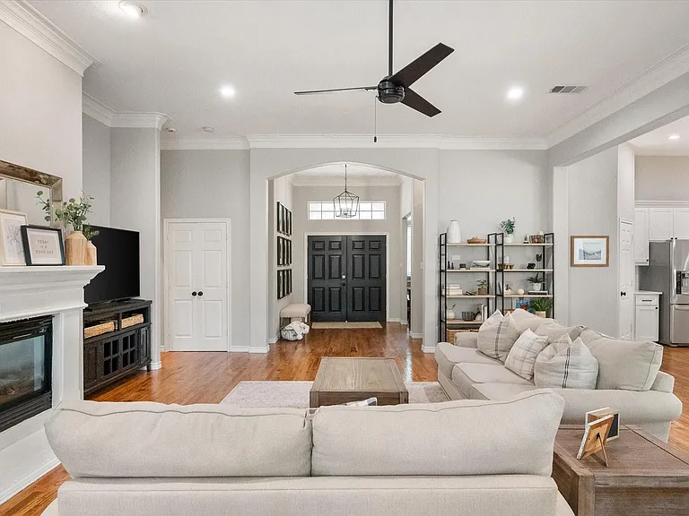 1702 Forest Bend Ln — Photo 8
