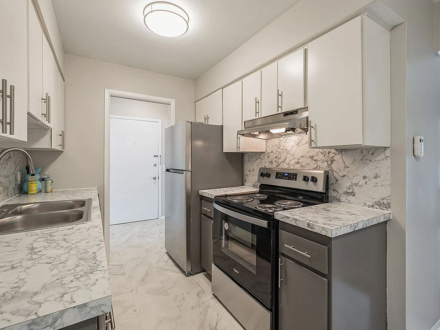 Ivanhoe Apartments — Photo 4