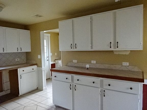 3rd image of 4802 Francisco Ave