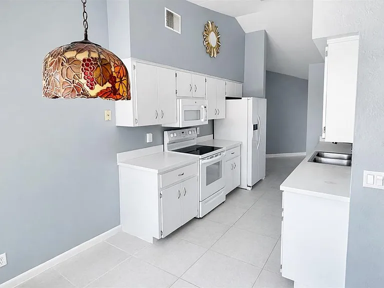 3442 N Tamarisk Ave — Photo 5