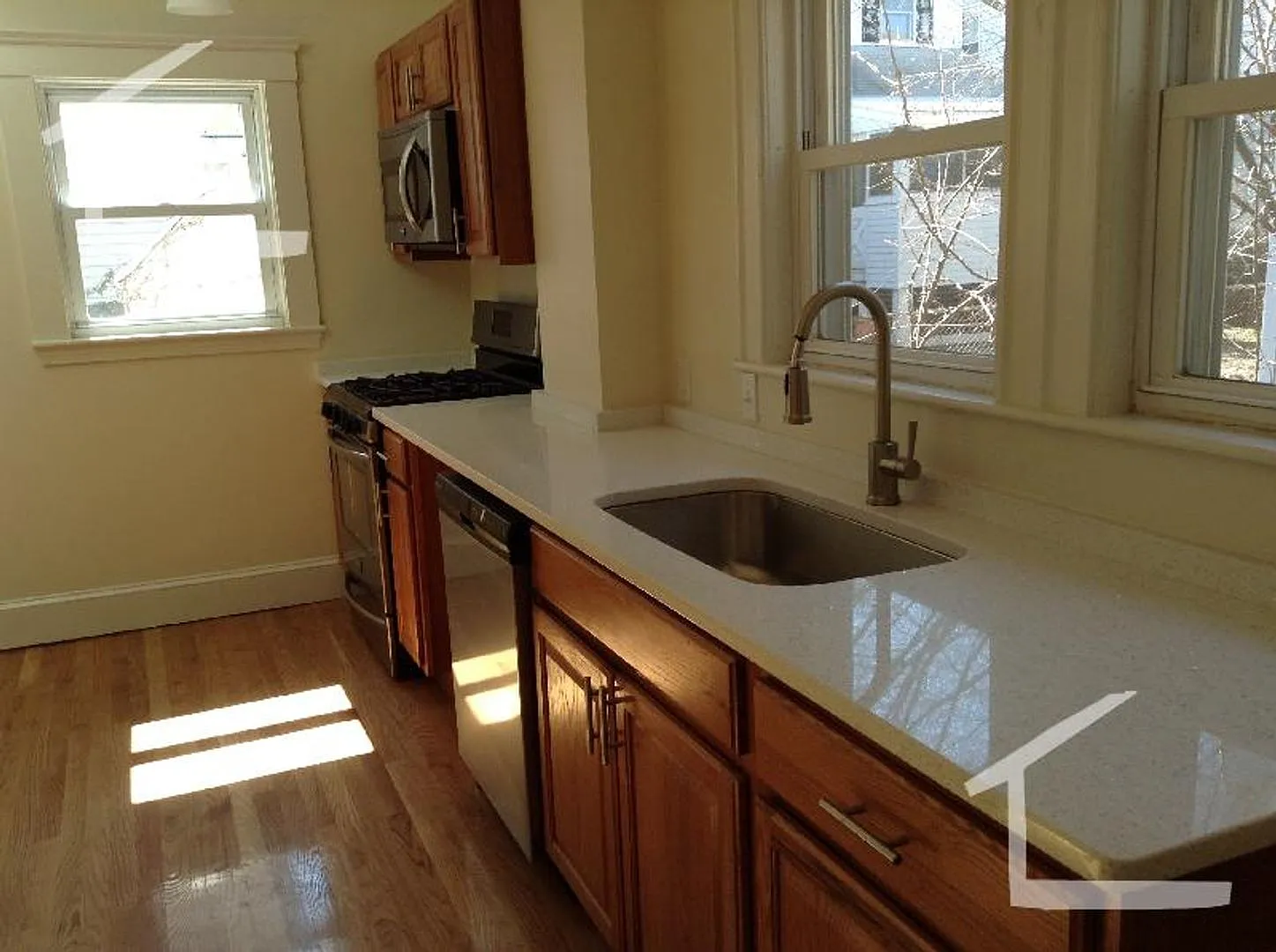 Rare Single Family 4BR/3BA w/laundry, parking, yard! 9/1 — Photo 2