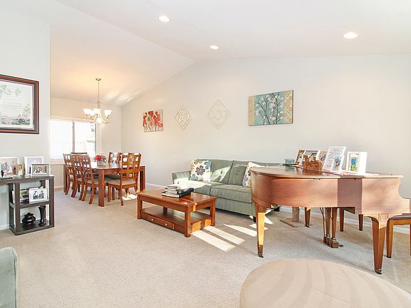 4th image of 1049 E Olde Virginia Ct