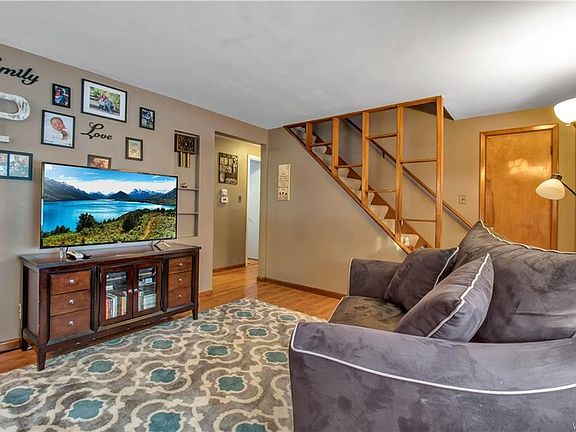 4th image of 48 Marilyn Dr
