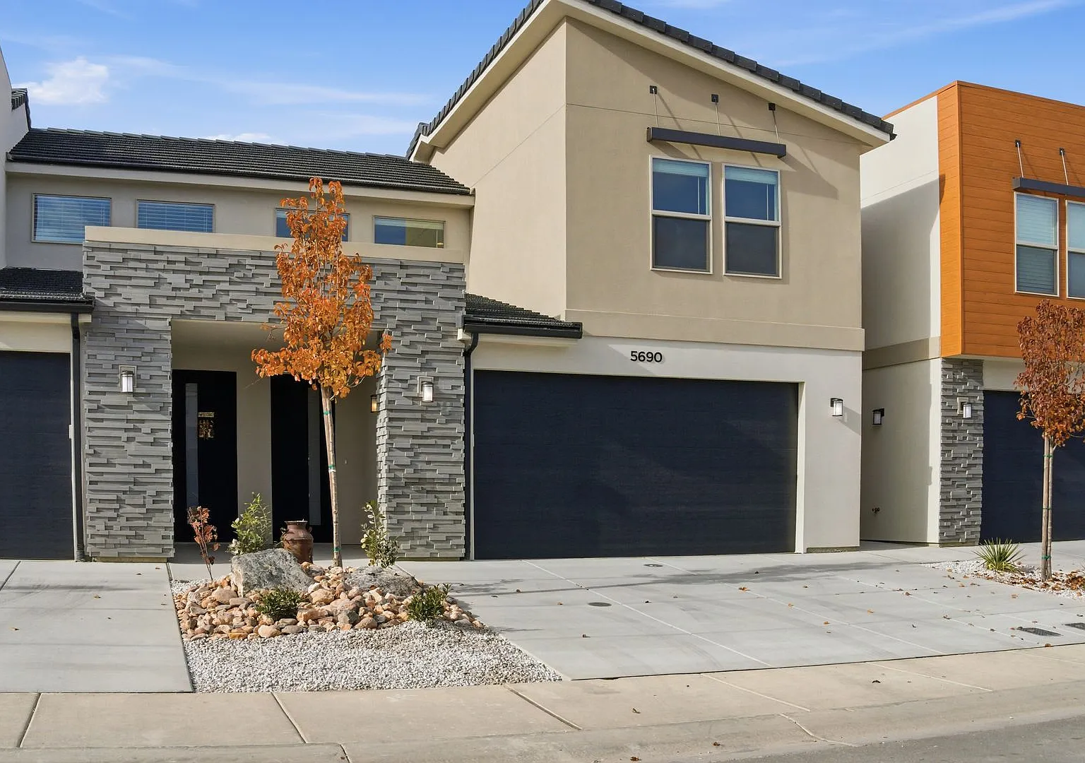South Desert Townhome with EVSE Outlet — Photo 1