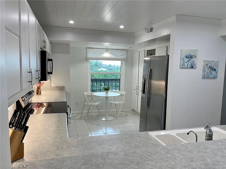 2491 NE Ocean Blvd #302 — Photo 3