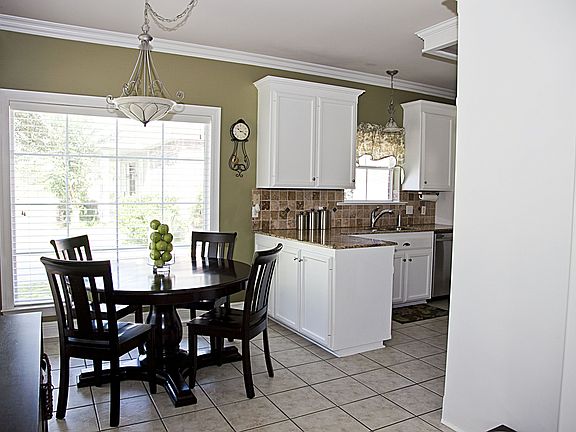 4th image of 8081 Versailles Ave
