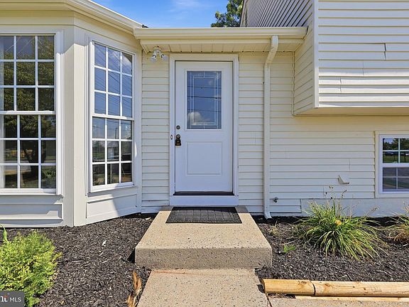 2nd image of 1309 Butterfly Ln