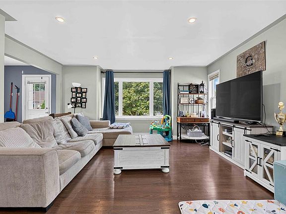 4th image of 722 Woodhaven Ave