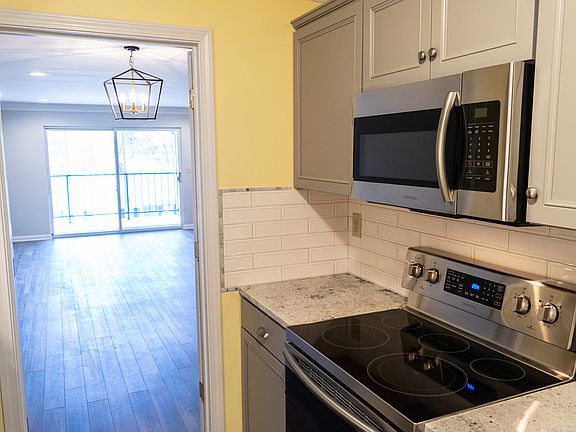 3rd image of 712 Donard Park Ave