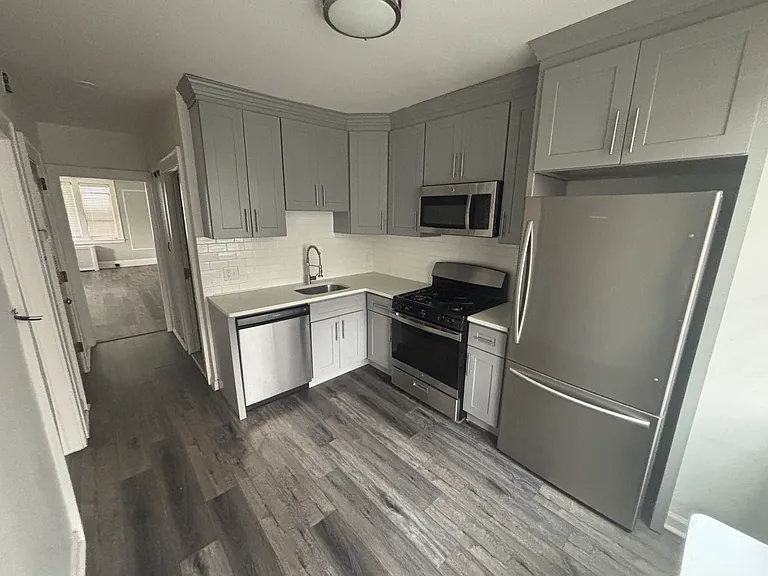 807-809 Schuyler Ave #1R — Photo 4