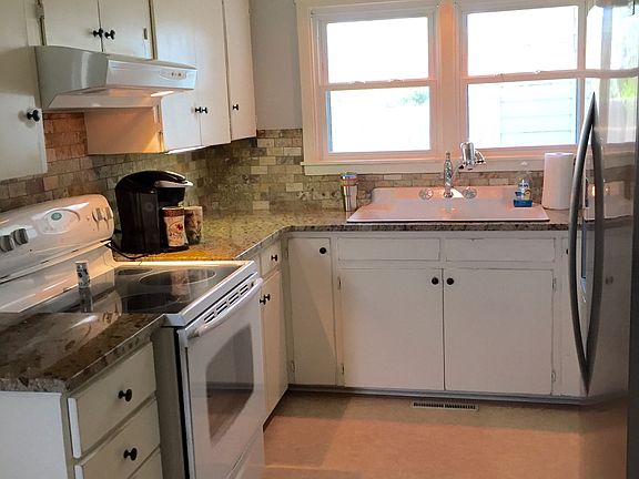 Kitchen. New granite 